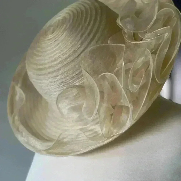 Soft Ivory Hat with lovely Tule Bow - Picture 1 of 3